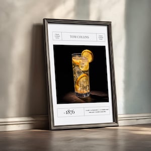 Plakat z przepisami Toma Collinsa do pobrania, zawierający klasyczne koktajle, nastrojowe malarstwo olejne, miksologię, idealny wystrój baru, happy hour, sztukę bourbonową