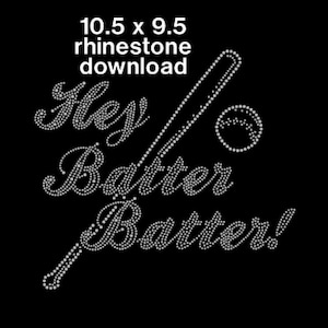 Puede incluir: Un diseño de pedrería de un bate de béisbol y una pelota con el texto "Hey Batter Batter!" en un diseño de brillo blanco. El diseño mide 26,7 cm por 24,1 cm.