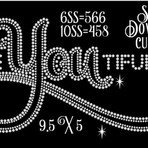 Peut inclure: Un motif de strass pour un t-shirt ou un autre vêtement qui dit "Be You Tiful" avec une étoile et un motif en spirale. Le motif mesure 9,5 pouces sur 5 pouces. Le motif est destiné à une machine à strass et comprend les comptages de points : 6SS=566 et 10SS=458. Fichier de découpe téléchargeable SVG.