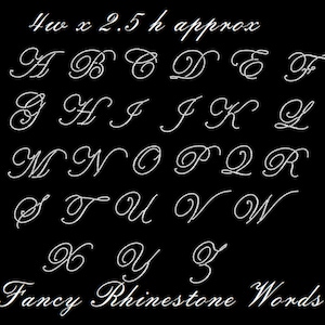 Peut inclure: Un alphabet en strass blanc en écriture cursive. Les lettres mesurent environ 10 cm de large et 6,5 cm de haut. Le texte "Fancy Rhinestone Words" est en bas de l'image.
