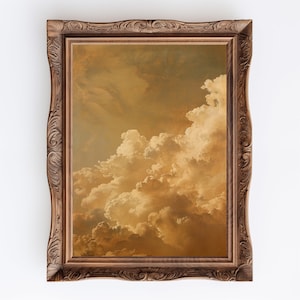 Puede incluir: Una pintura enmarcada de un cielo nublado con un tono dorado. Las nubes son esponjosas y blancas, y el cielo es de un amarillo suave. El marco es de madera marrón oscura con un diseño decorativo.