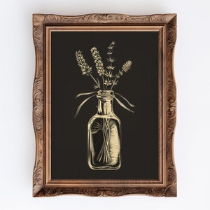 Puede incluir: Una ilustración enmarcada de una botella de vidrio transparente con una superficie texturizada, llena de un ramo de flores secas. La botella está sobre un fondo negro.