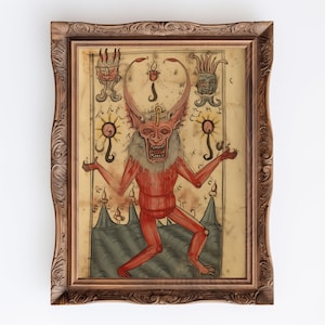 Może przedstawiać: Ilustracja w ramie przedstawiająca czerwonego demona z rogami i brodą. Demon otoczony jest symbolami i tekstem w stylu vintage. Rama wykonana jest z brązowego drewna z ozdobnymi detalami.
