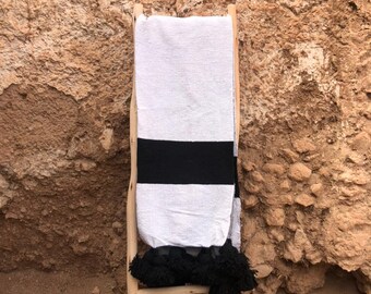 Couverture marocaine avec pompons, couverture marocaine, jeté marocain, pompons noir, couverture bohème en noir, housse de lit.