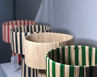 Natuurlijke Raffia-lamp, gepersonaliseerde kleurrijke gestreepte lampenkap - Creëer een funky sfeer met deze handgemaakte tafellamp