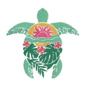 Puede incluir: Una tortuga marina verde con un sol rosa y naranja saliendo detrás de ella. La tortuga está rodeada de hojas verdes y flores rosas.