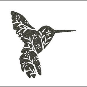 Może przedstawiać: Czarna sylwetka kolibra z misternymi wzorami kwiatowymi na skrzydłach i ciele. Ptak przedstawiony w locie na białym tle, prezentujący delikatny i szczegółowy design, idealny do dekoracji.
