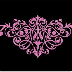Könnte beinhalten: Ein rosa Blumendesign mit Wirbeln und Blättern auf schwarzem Hintergrund. Das symmetrische, verzierte Design eignet sich für dekorative Zwecke und hat einen klassischen Stil.