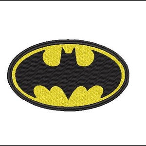 Könnte beinhalten: Gestickter Aufnäher mit dem Batman-Logo. Das Design zeigt ein gelbes Fledermaussymbol in einem schwarzen ovalen Rahmen. Der Aufnäher ist wahrscheinlich für das Aufnähen auf Kleidung oder Accessoires gedacht.