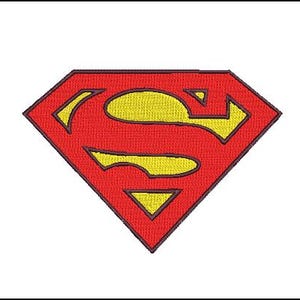 Könnte beinhalten: Gesticktes Superman-Logo-Patch. Das ikonische rot-gelbe Superman-Emblem, eine rautenförmige Form mit einem gelben "S" in einer roten Raute, ist auf weißem Hintergrund zentriert.
