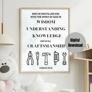 Peut inclure: Une affiche imprimable avec un fond blanc et du texte noir. Le texte dit "Et il l'a rempli de l'esprit de Dieu en sagesse, en intelligence, en connaissance et en tout artisanat." Le texte est centré sur l'affiche et est entouré de cinq icônes d'outils noirs. Le texte "Exode 35:31" est centré en bas de l'affiche.