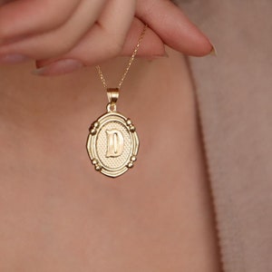 Pingente inicial personalizável de ouro real 14k, joias personalizadas feitas à mão, colar inicial oval delicado de ouro 14k, pingente de letra de ouro texturizado