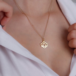 Collar de loto, colgante de oro macizo de 14 quilates para mujer, dije de flor de oro real, regalos para ella, collar con nombre delicado, joyería de Buda, collar con nombre