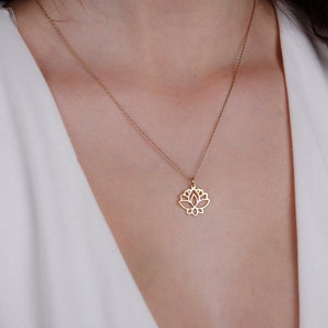 Colar de lótus de ouro real sólido 14K, joias de flor de lótus, presente de dia dos namorados, presente de madrinha, colar com placa de identificação, colar de ioga
