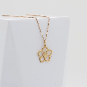Colar de flor de sakura de ouro 14K, colar de flor de ouro verdadeiro, pequeno pingente de flor de cerejeira, colar com placa de identificação, delicado pingente de flor de sakura