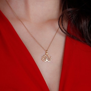Colar de lótus de ouro maciço 14K, joias com símbolo de meditação de ouro, pingente de flor de ouro, colar com barra de nome, melhores presentes para namorada, pingente de ioga