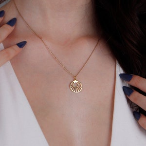 Pingente de sol circular de ouro verdadeiro 14K, pingente de sol com disco de ouro maciço, pingente de moeda medalhão, colar com placa de identificação, joias de sol feitas à mão