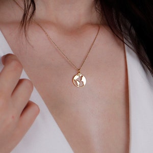 14K Solid Gold Earth Halskette, Zierliche Weltkarte Medaillon Anhänger, Goldmünze Globe Anhänger, Benutzerdefinierte Name Halskette, Gold Disc WanderLust Schmuck