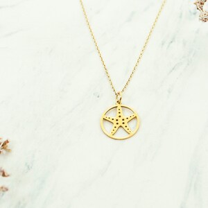 Collar de estrella de mar de oro macizo de 14 quilates, delicado collar con capas de oro, regalos de Navidad para maestros, regalo para ella, collar con barra con nombre, regalo de graduación