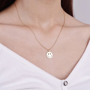 14K Solid Gold Lächeln Halskette, Echtgold Lächeln Anhänger, Smiley Gesicht Charm Halskette, Lächeln Gesicht Schmuck, Emoji Charm, Weihnachtshalsketten