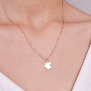 Colar de quebra-cabeça pequeno de ouro maciço 14K, pingente de peça de quebra-cabeça delicado, colar de pingente de casal, colar de barra de nome, joias de quebra-cabeça de ouro real