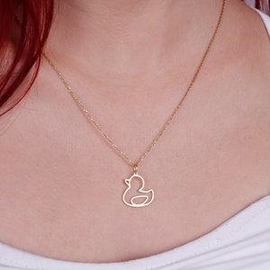 Colar com contorno de pato em ouro maciço 14K, presente de joia fofo, pingente de pato em ouro verdadeiro, joias de pássaros peculiares, colar com barra de nome, pingente de pingente de pato