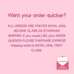 Puede incluir: Un gr&aacute;fico rosa claro con texto rosa oscuro que dice: Want your order quicker? ALL ORDERS ARE POSTED ROYAL MAIL SECOND CLASS AS STANDARD SHIPPING. If you would like your order quicker please purchase express shipping which is ROYAL MAIL FIRST CLASS. Un peque&ntilde;o icono de sobre rosa con una tarjeta blanca que muestra un coraz&oacute;n y el texto paper & kisses se encuentra en la esquina inferior derecha.