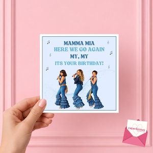 Puede incluir: Una tarjeta de felicitaci&oacute;n cuadrada con fondo azul claro que incluye el texto MAMMA MIA HERE WE GO AGAIN MY, MY ITS YOUR BIRTHDAY! y notas musicales. Tres figuras con conjuntos de mezclilla azul y pantalones acampanados cantan al micr&oacute;fono.