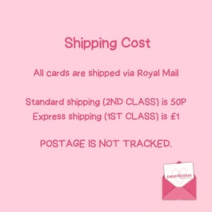 Puede incluir: Un gr&aacute;fico informativo de color rosa claro con texto en rosa oscuro que detalla las pol&iacute;ticas de env&iacute;o. El texto dice Shipping Cost, All cards are shipped via Royal Mail, Standard shipping (2ND CLASS) is 50P, Express shipping (1ST CLASS) is &pound;1, POSTAGE IS NOT TRACKED. Un peque&ntilde;o icono de sobre rosa con una tarjeta blanca que muestra un coraz&oacute;n y el texto paper & kisses se encuentra en la esquina inferior derecha.