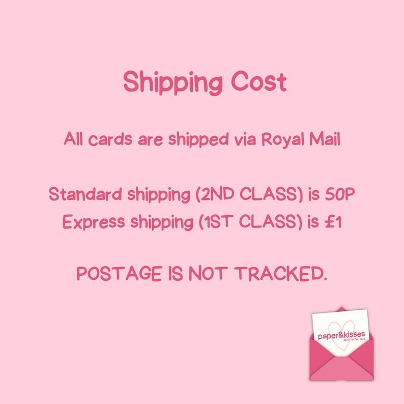 Puede incluir: Un gr&aacute;fico informativo de color rosa claro con texto en rosa oscuro que detalla las pol&iacute;ticas de env&iacute;o. El texto dice Shipping Cost, All cards are shipped via Royal Mail, Standard shipping (2ND CLASS) is 50P, Express shipping (1ST CLASS) is &pound;1, POSTAGE IS NOT TRACKED. Un peque&ntilde;o icono de sobre rosa con una tarjeta blanca que muestra un coraz&oacute;n y el texto paper & kisses se encuentra en la esquina inferior derecha.