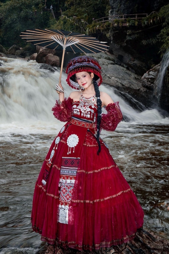 女性用モン族ドレス、刺繍入りモン族服、モン族山岳民族の手作り衣装