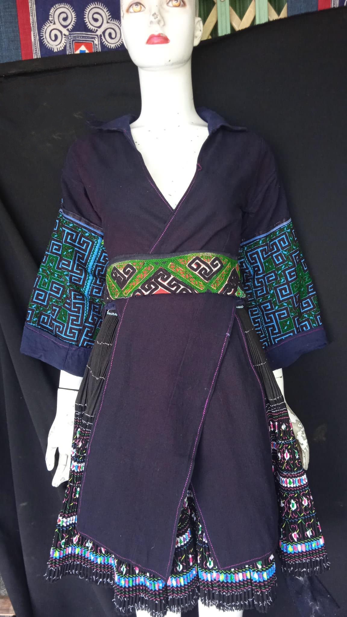 ベトナムのサパで作られたヴィンテージのハンドメイド刺繍入りコットン
