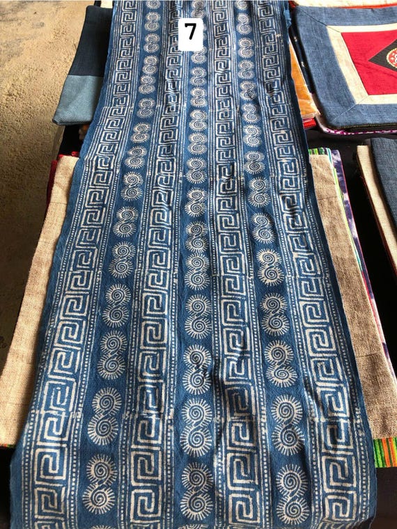 モン族の手織りバティック生地、モン族の藍染めコットン生地、テーブル