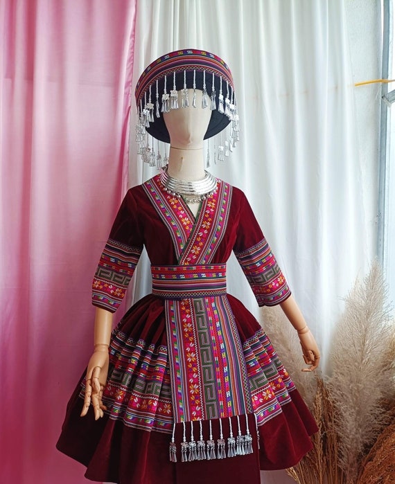 女性用モン族ドレス、民族刺繍のモン族服、山岳民族の手作りモン族衣装