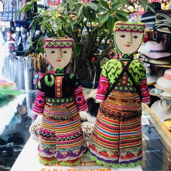 錦織り模様のハンドメイド刺繍入りヴィンテージモン族民族人形/山岳 