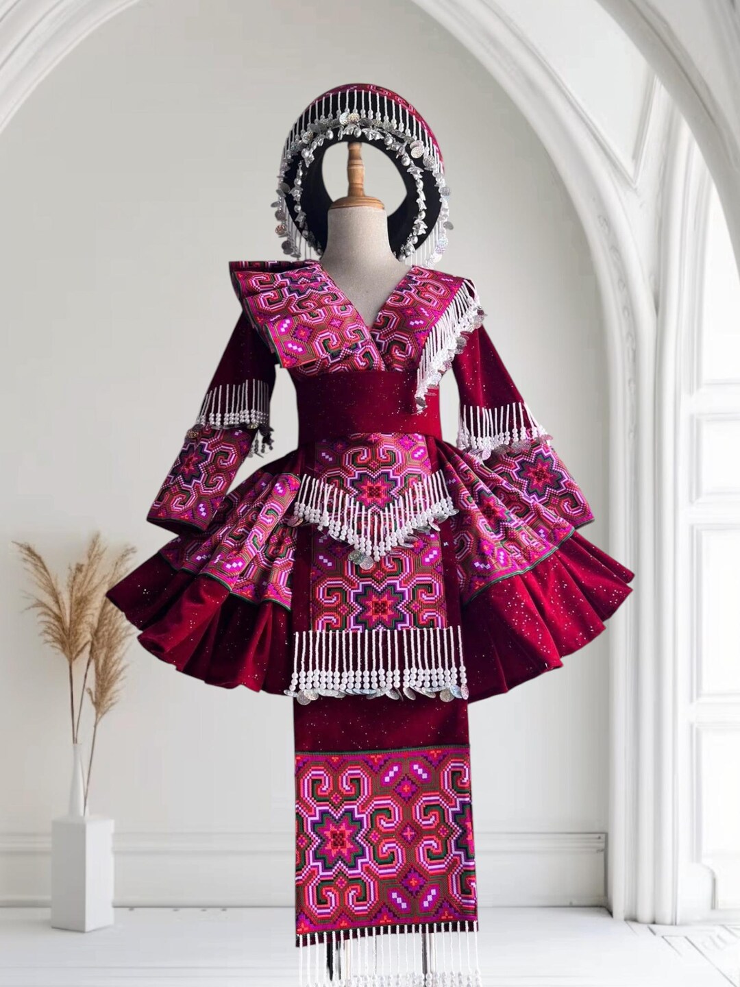 女性用モン族ドレス、民族刺繍のモン族服、山岳民族の手作りモン族衣装