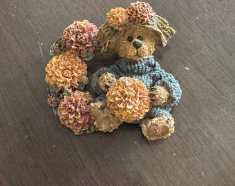 Pin vintage de oso Boyd con corona floral