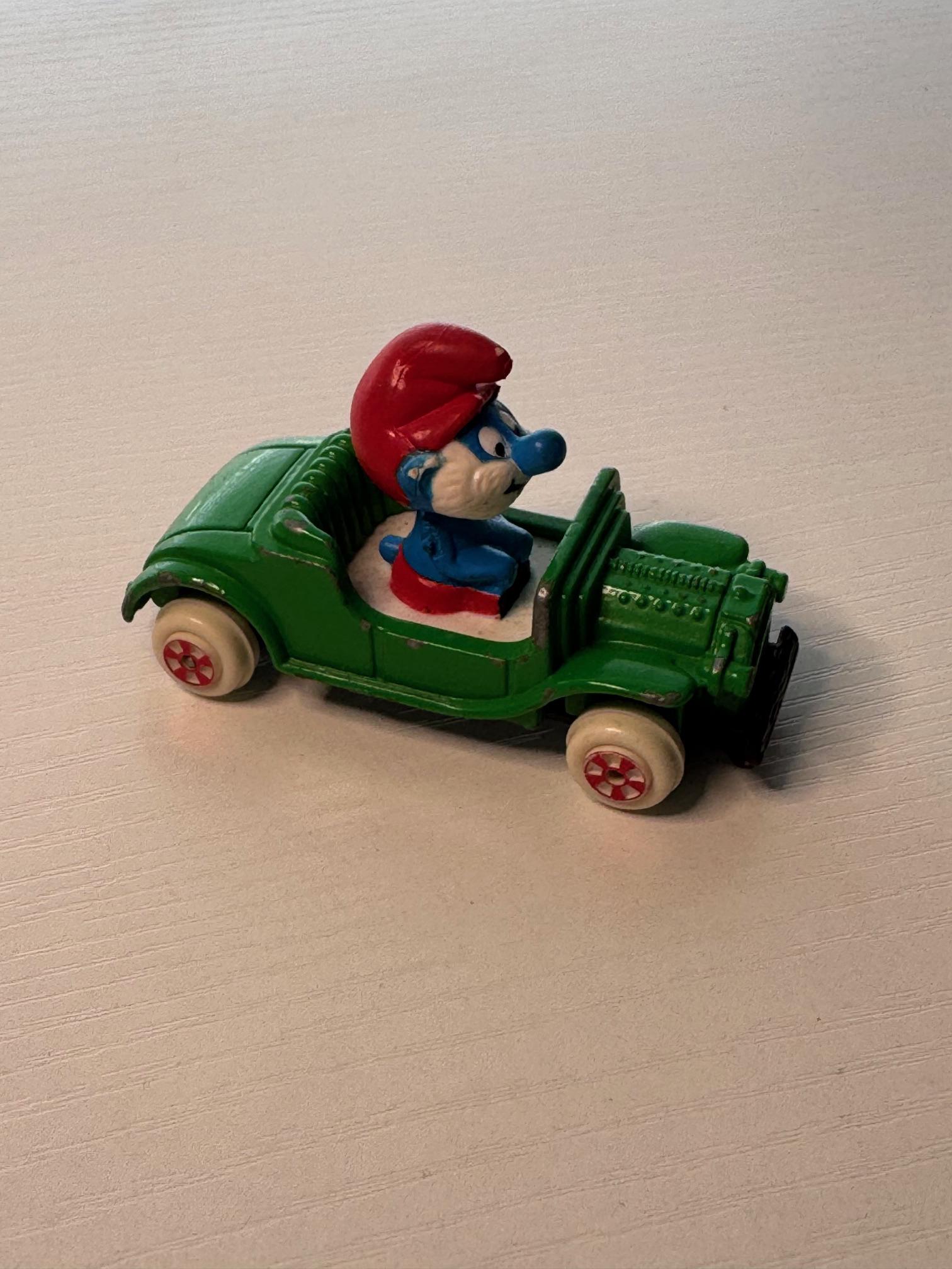 SCHTROUMPFS / SMURFS : Figurine super Schtroumpf ,boite, voiture