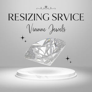 Puede incluir: Un gran diamante brillante se exhibe sobre un pedestal blanco con textura de mármol sobre un fondo gris. El texto "RESIZING SRVICE" y "Vianne Jewels" se muestran encima del diamante. Estrellas negras acentúan la imagen.