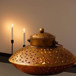 Handcrafted Antique Iron Tealight Candle Holder: Gold Netted Style