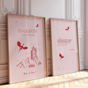 Op de afbeelding: Twee ingelijste prints met een roze achtergrond en rode illustraties van draken en een kasteel. De tekst op de linker print luidt "Basgiath War College" en "Born. B. Drawn." De tekst op de rechter print luidt "De enige ware wijsheid is te weten dat je niets weet." - Socrates.  "De draak vecht het hardst wanneer hij het dichtst bij de grond is." - Sarah J. Maas.