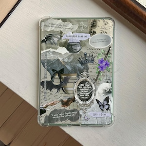 Könnte beinhalten: Transparente Handyhülle mit einem Collage-Design. Das Design umfasst einen Kessel, eine Krone, eine Fledermaus und einen Schmetterling. Der Text auf der Hülle lautet "CAULDRON SAVE ME" und "FOR THOSE WHO LIVE THEIR NIGHTMARES SO THAT OTHERS MAY HAVE THEIR DREAMS."