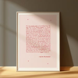 Könnte beinhalten: Ein gerahmter Druck mit hellrosa Hintergrund und einem Gedicht über die Liebe. Der Text ist schwarz, mit kleinen roten Herzakzenten. Der Satz "Just For The Summer" steht unten.