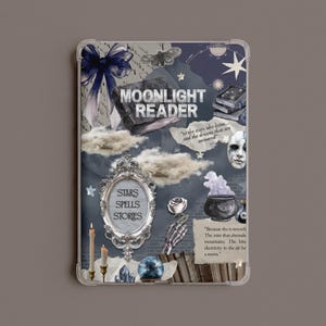 Könnte beinhalten: Eine rechteckige Tablethülle mit einer Collage aus dunkelblauen und grauen Bildern, darunter eine große Schleife, ein Buch mit der Aufschrift MOONLIGHT READER, ein verzierter silberner Spiegel mit dem Text STARS SPELLS STORIES und ein Kessel.