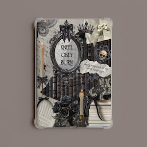 Könnte beinhalten: Eine rechteckige Tablethülle mit einer Gothic-Collage und einem zentralen, verzierten Spiegelrahmen, der den Text KNEEL OBEY BURN enthält. Das Design umfasst schwarze Rosen, zwei brennende Kerzen, einen Totenkopf, Bücherstapel und den Text dark romance is my love language.