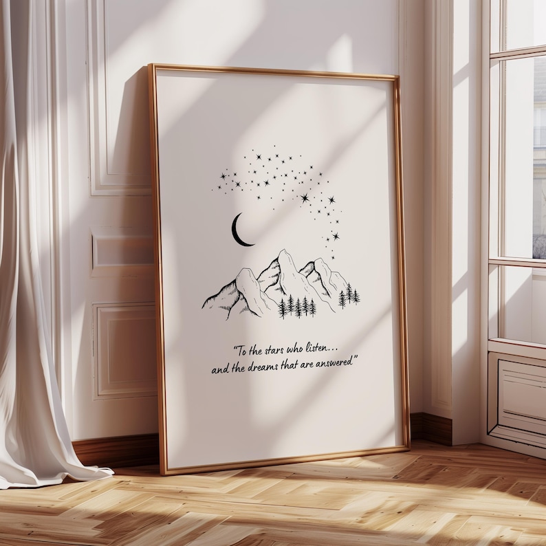Op de afbeelding: Zwart-witte illustratie van bergen met een halve maan en sterren erboven. De tekst "To the stars who listen... and the dreams that are answered" staat onder de bergen.