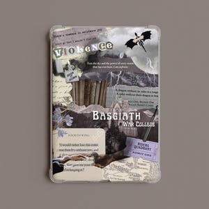 Può includere: Una custodia trasparente per tablet con un design a collage che include il testo Basgiath War College, la sagoma di un drago, un castello, una spada, un accendino con il testo Burn It Down, un biglietto viola e varie citazioni letterarie.