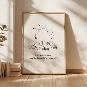 Op de afbeelding: Zwart-witte illustratie van bergen met een halve maan en sterren erboven. De tekst "To the stars who listen... and the dreams that are answered" staat onder de bergen.