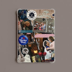 Peut inclure: Une coque de tablette transparente présentant un collage d'images incluant un logo Briar Hockey, un appareil photo numérique, un bouton bleu I Love Hockey Boys, un ukulélé, un casque, des cerises et le texte Off Campus et On The Floor.