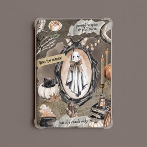Könnte beinhalten: Eine transparente Tablet-Hülle mit einer Collage aus Illustrationen, darunter ein Geist in einem Rahmen, eine schwarze Katze in einem Kürbis, Kerzen, Bücher und Kristalle. Der Text lautet: pumpkin spice & plot twists, BOO, I'M READING, witchy reads only.